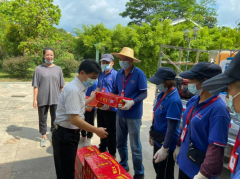 德晟集團(tuán)董事長(zhǎng)駱志凌帶隊(duì)慰問(wèn)一線，為基層員工“送清涼”